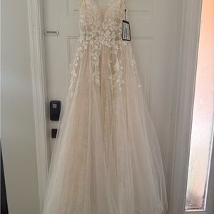 Elegant Cream Wedding Dress